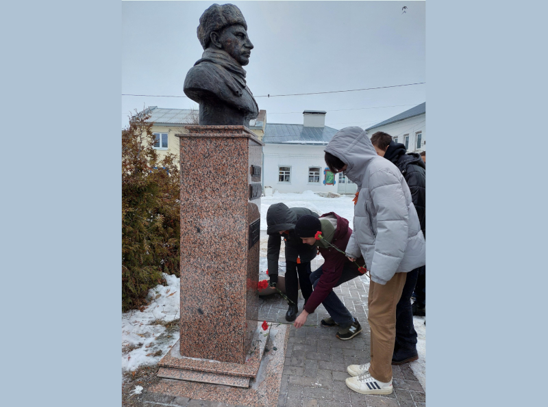 В Тарусе торжественно возложили цветы к бюсту генерал-лейтенанта М. Г. Ефремова.